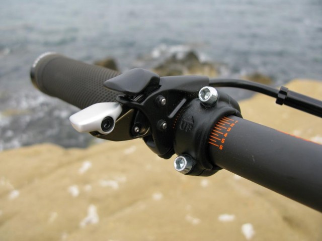 Suspension remote (Carbon XR and RR models only)