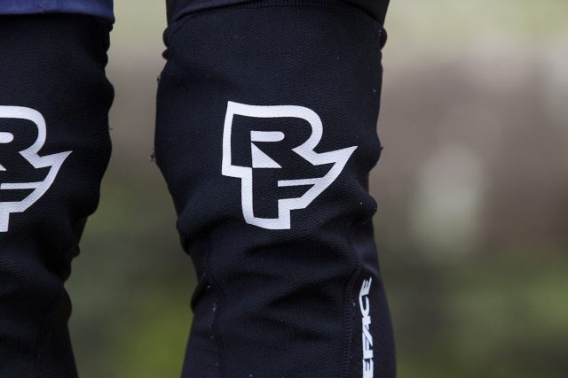 race face charge knee pad