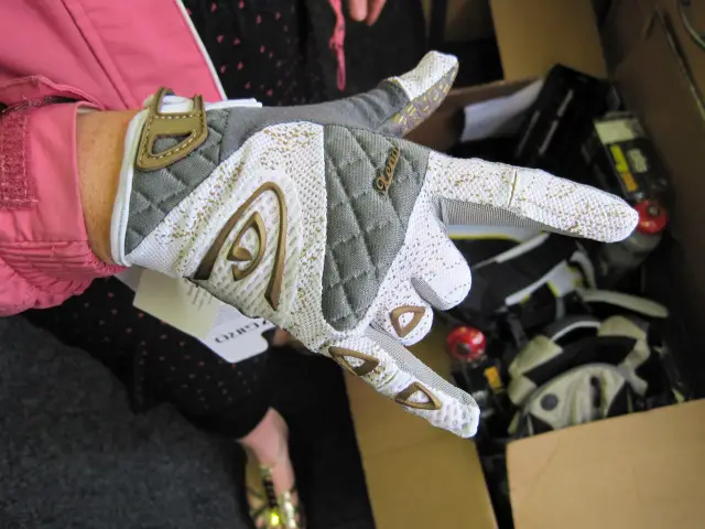 Giro ladies glove. Modeled by a lady.