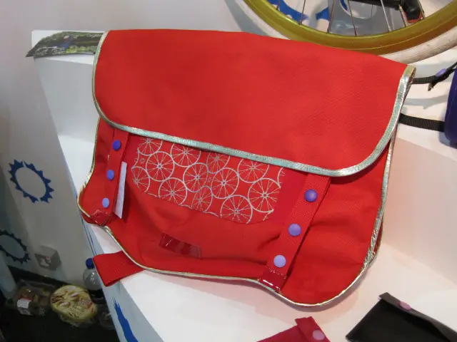 Cycling stuff for women. Messenger bag from Cyclodelic.
