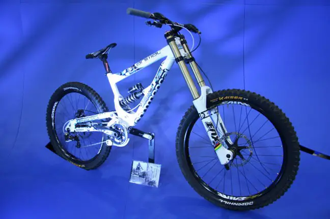G Atherton's DH bike, all Saint, including the wheels.