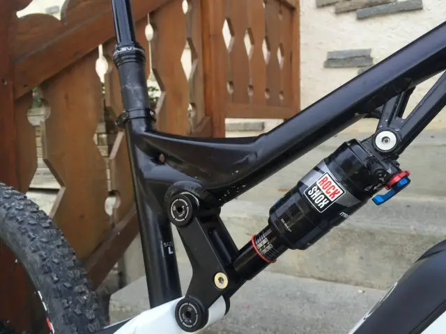 RockShox Debonair shock, and same OST+ linkage as found on the rest of the Lapierre range
