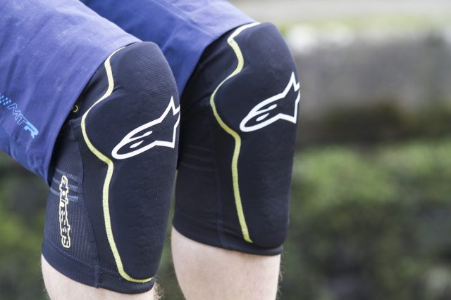 alpinestars paragon knee pads issue 112
