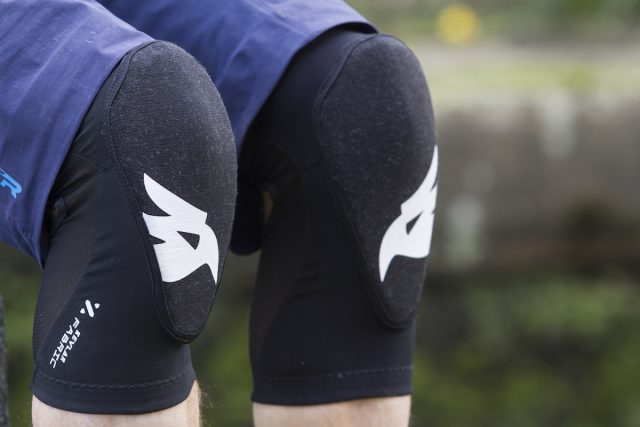 bluegrass eagle crossbill knee pads issue 112