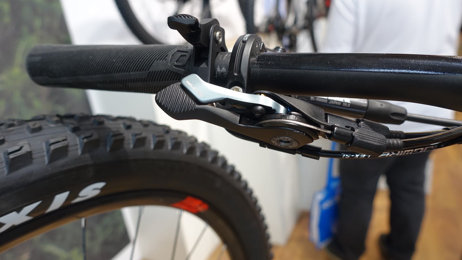This 2019 Scott Genius has a very clever lever on the rear 