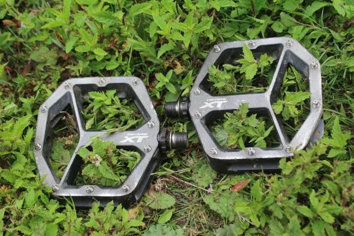 Review: The huge Shimano Deore XT PD-M8040 flat pedals come with vicious pins, but not all of them made it