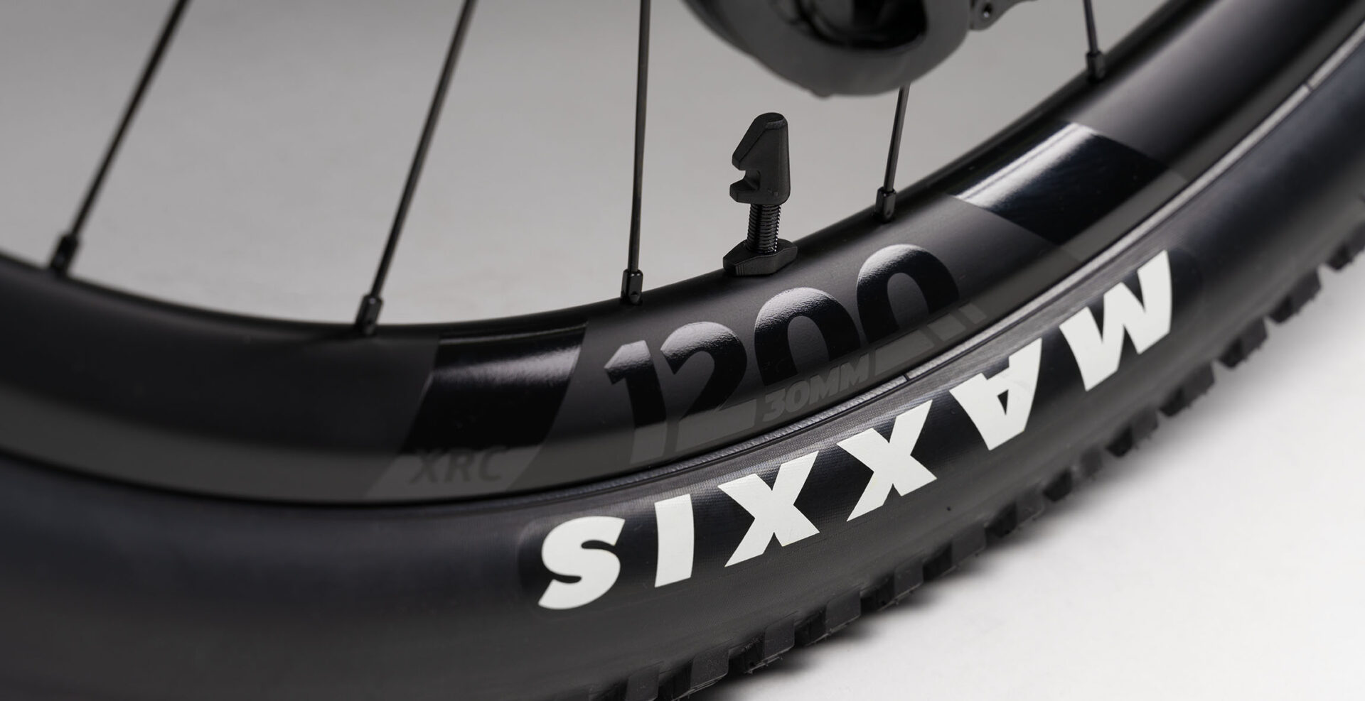 DT Swiss wheels and Maxxis Recon Race tyres