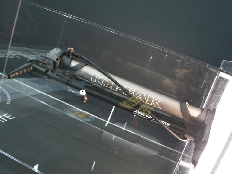 Interbike 2015:  Topeak’s tubeless-seating floor pump