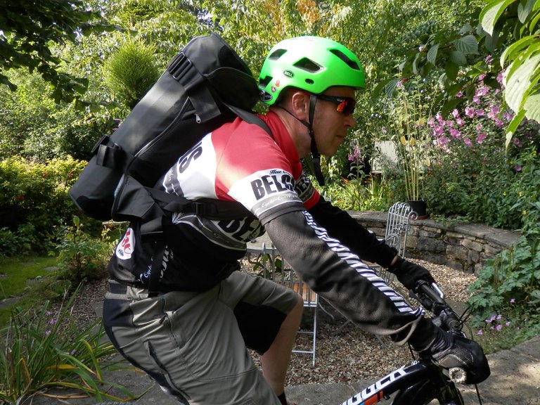 REVIEW: Henty Wingman – cycling suit carrier