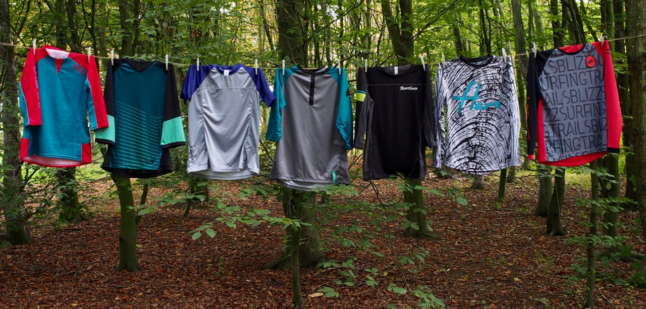 Mini Grouptest: Women’s enduro-style jerseys