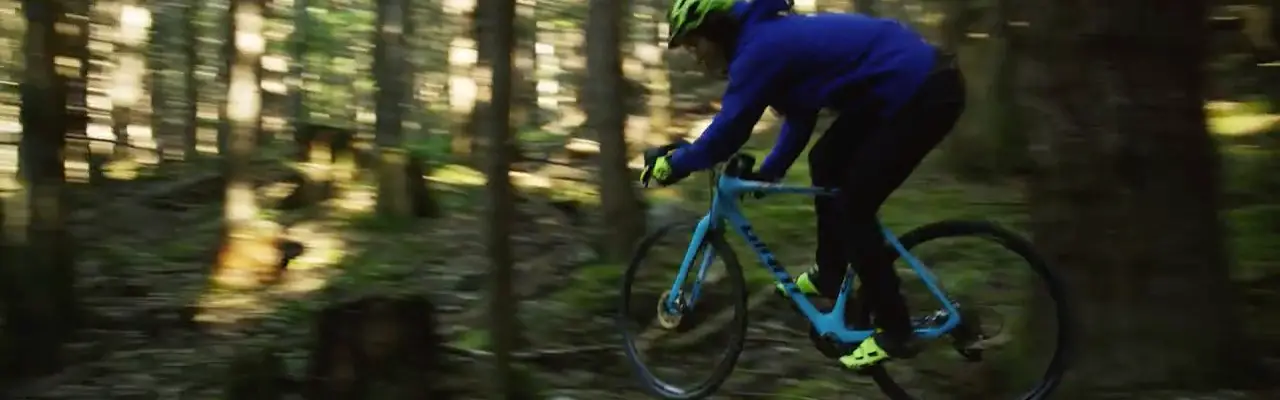 Yoann Barelli ride sa cross bike down Squamish, Canada downhill trails.