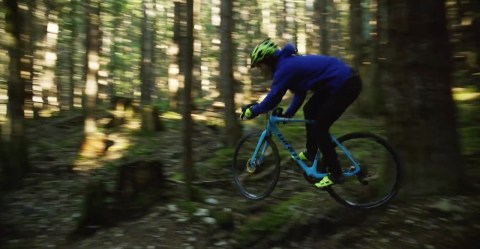 Yoann Barelli ride sa cross bike down Squamish, Canada downhill trails.