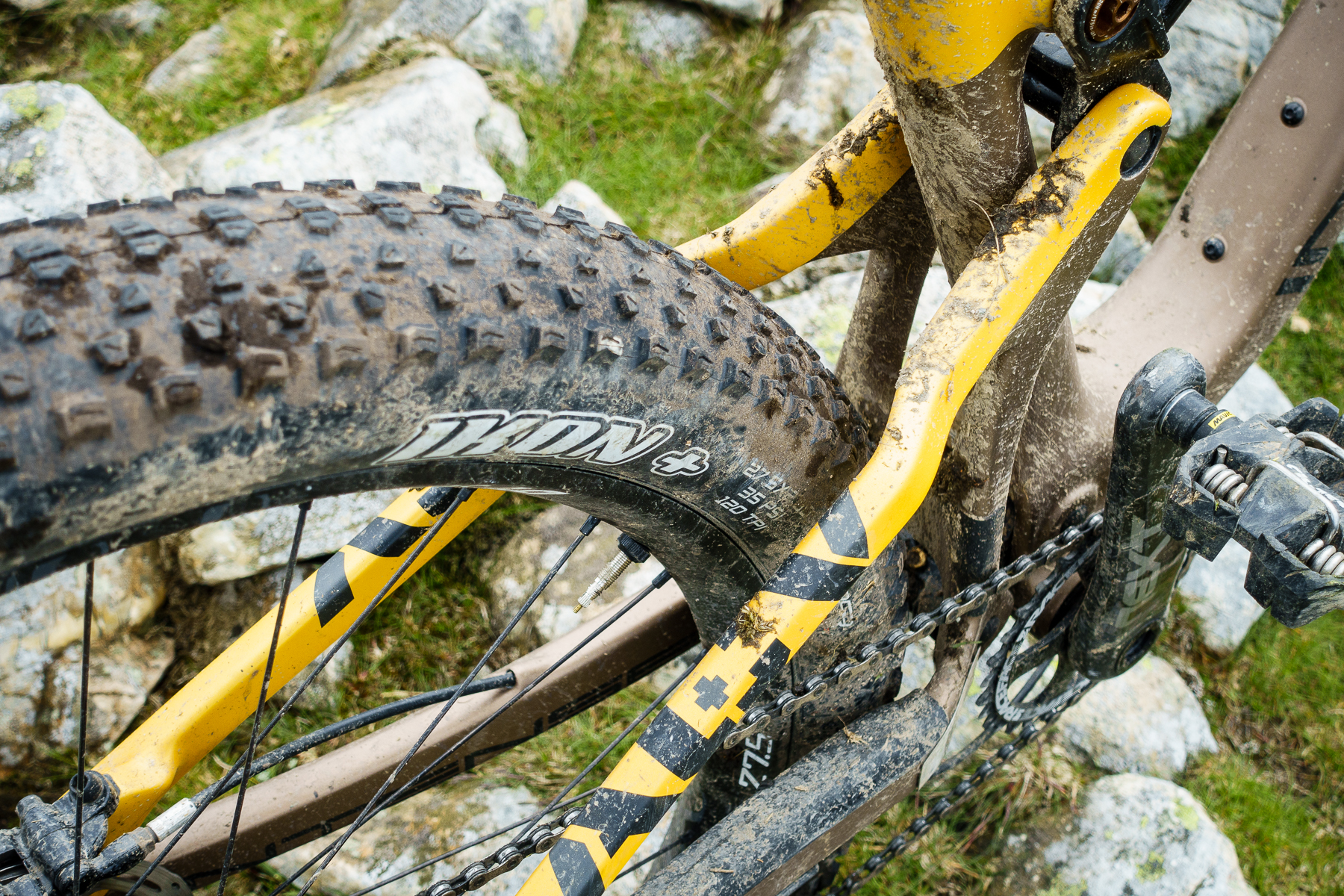 Flared seat stays give shed loads of mud clearance around the tyres