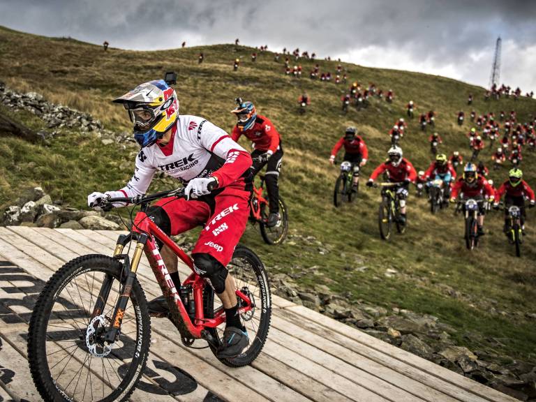 Watch Gee Atherton Chase Down 399 Riders At Foxhunt 2016