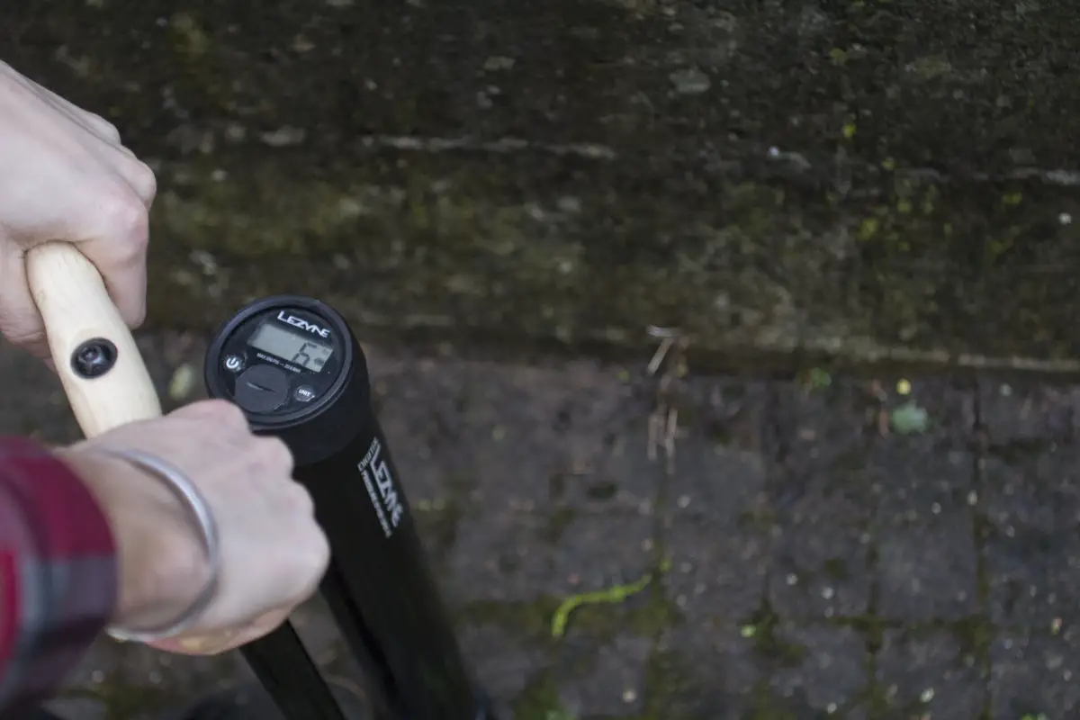 lezyne digital pressure gauge pump tubeless