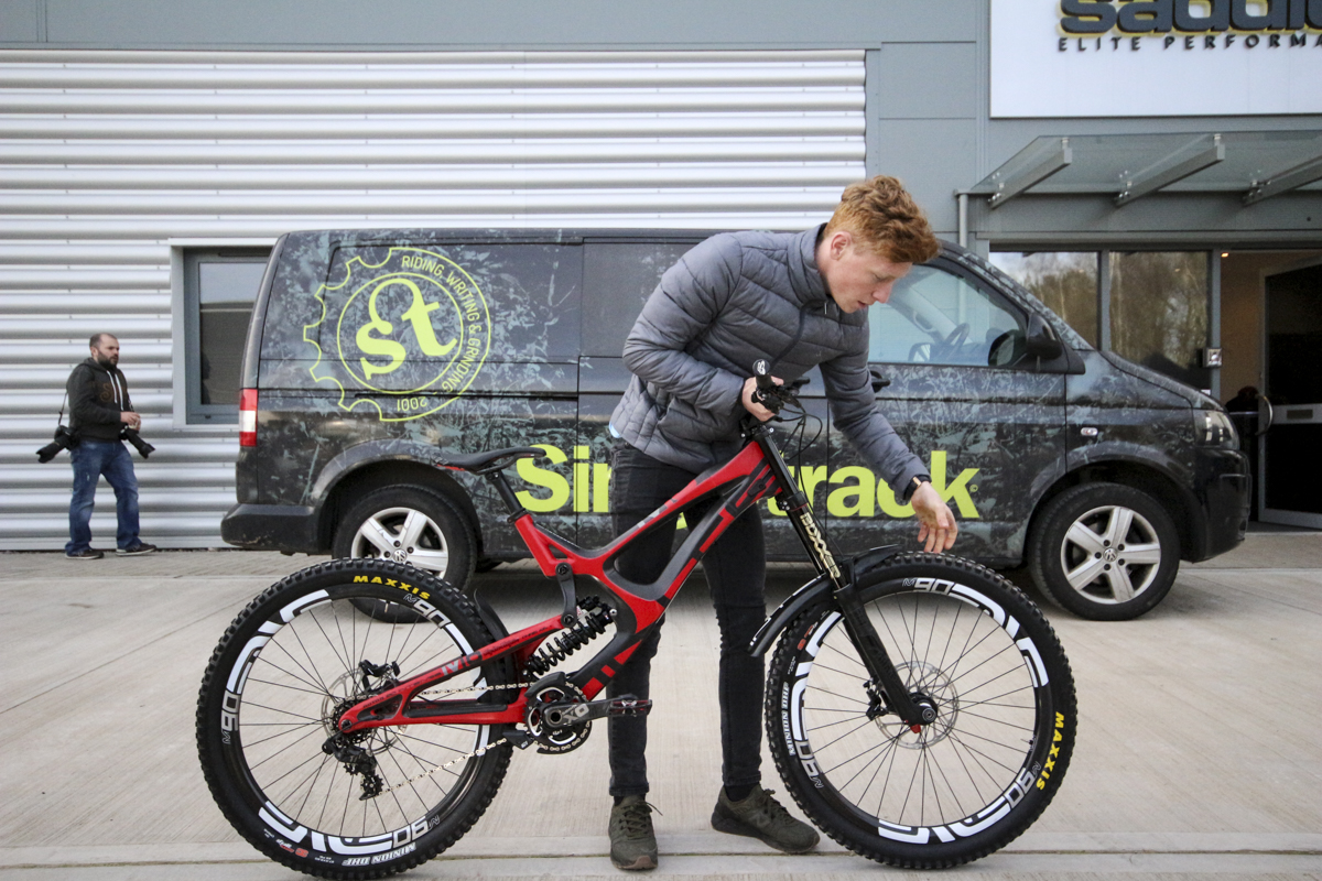 intense cycles saddleback uk team launch tracer m16 downhill enduro