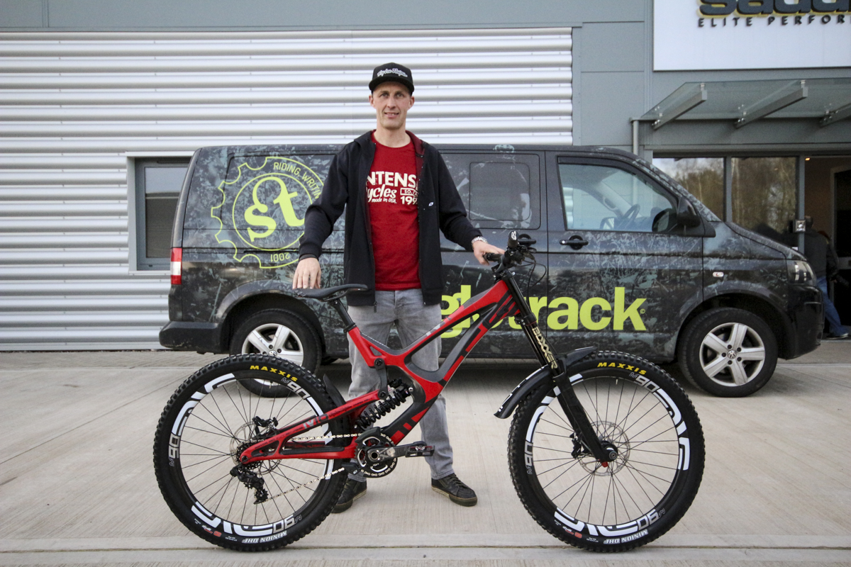 intense cycles saddleback uk team launch tracer m16 downhill enduro