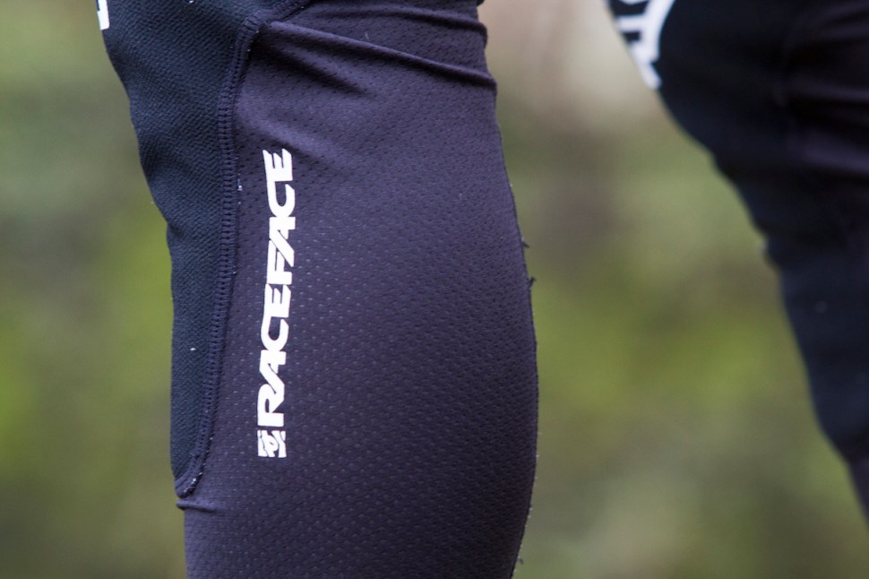 race face charge knee pad