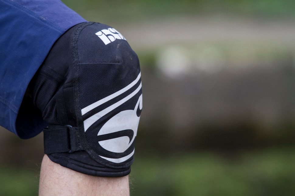 ixs hack evo knee pads issue 112
