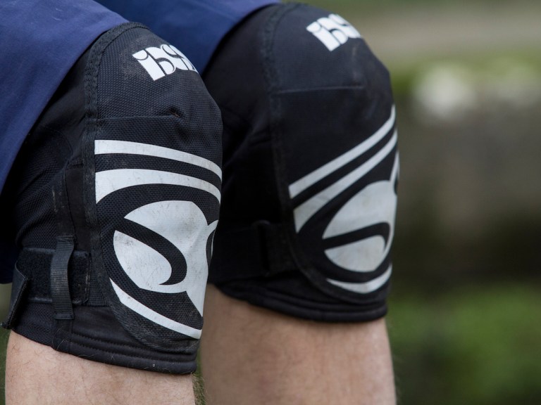 Review: iXS Hack EVO Knee Pads