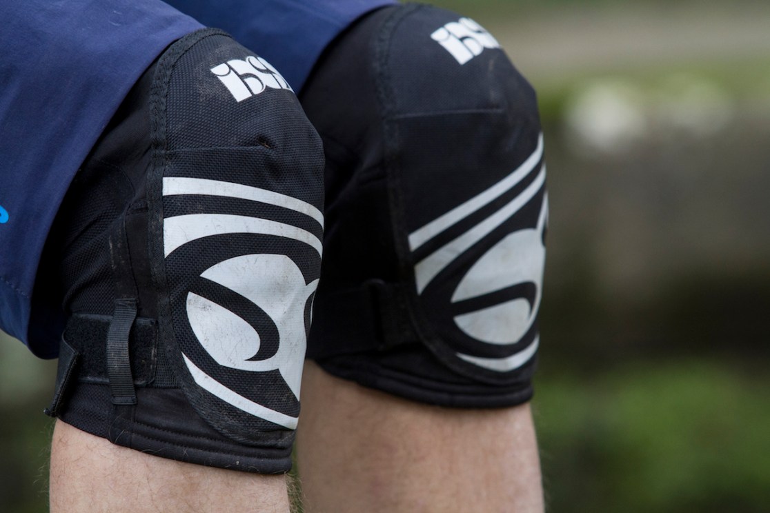 Review iXS Hack EVO Knee Pads Singletrack World Magazine