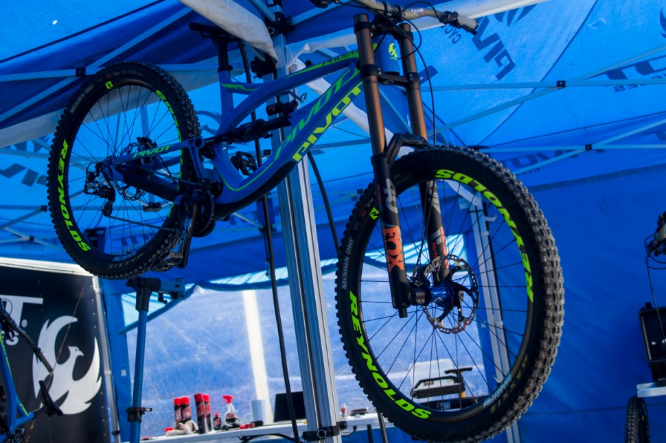 pivot phoenix carbon downhill race bike fort william 29er 29in