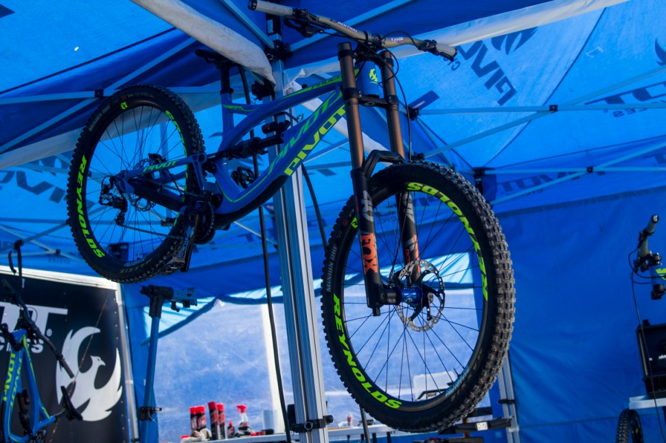 pivot phoenix carbon downhill race bike fort william 29er 29in