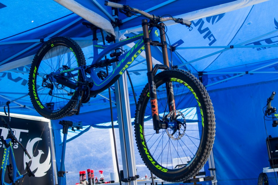 pivot phoenix carbon downhill race bike fort william 29er 29in