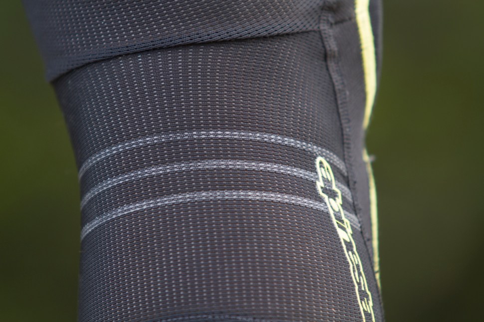 alpinestars paragon knee pads issue 112