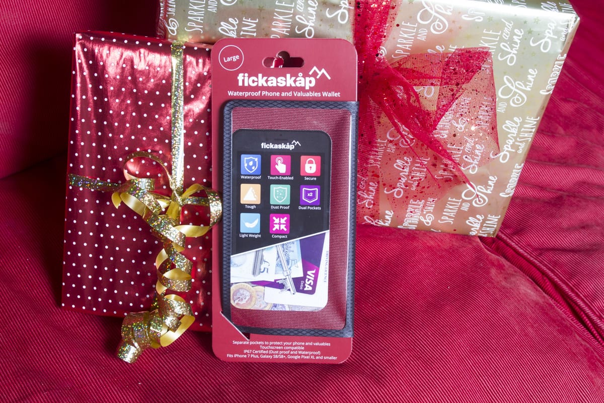 Gift Giveaway: Christmas Countdown Day 6