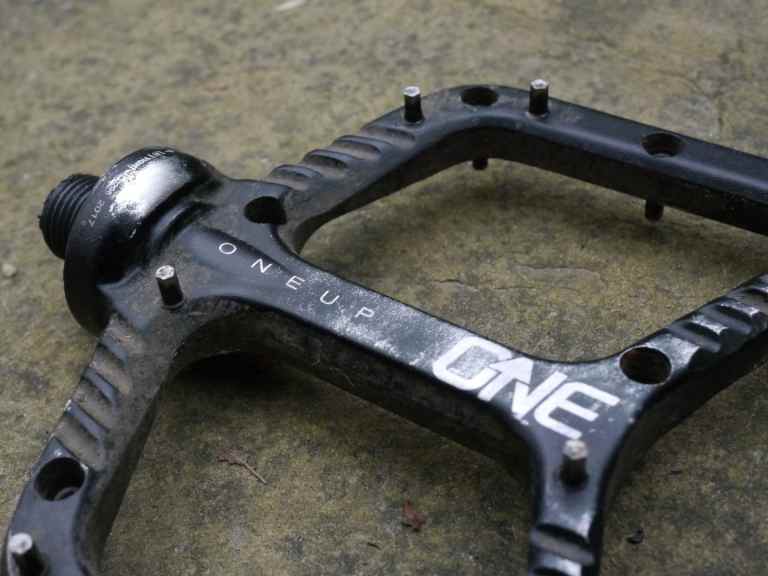 After 8 months of foul-weather testing, here’s our review of the OneUp Components Aluminum Flat Pedals