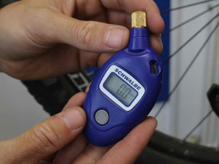 Review: The Schwalbe Airmax Pro may be the cheapest pressure gauge on test, but its damn useful
