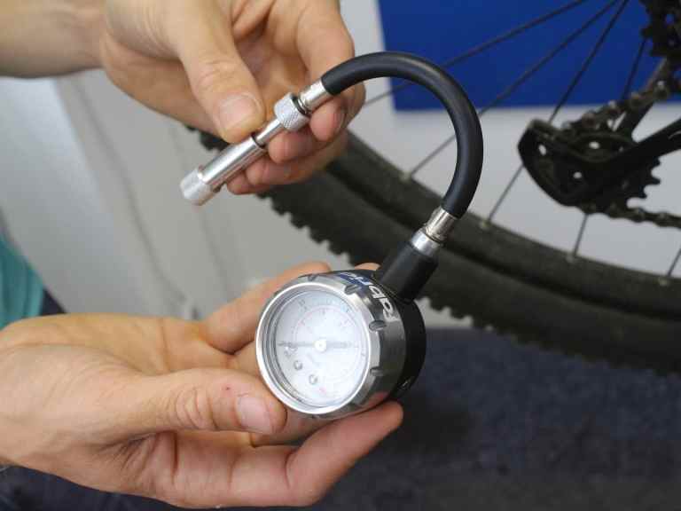 Review: The Fabric Accubar is very close to being our favourite tyre pressure gauge