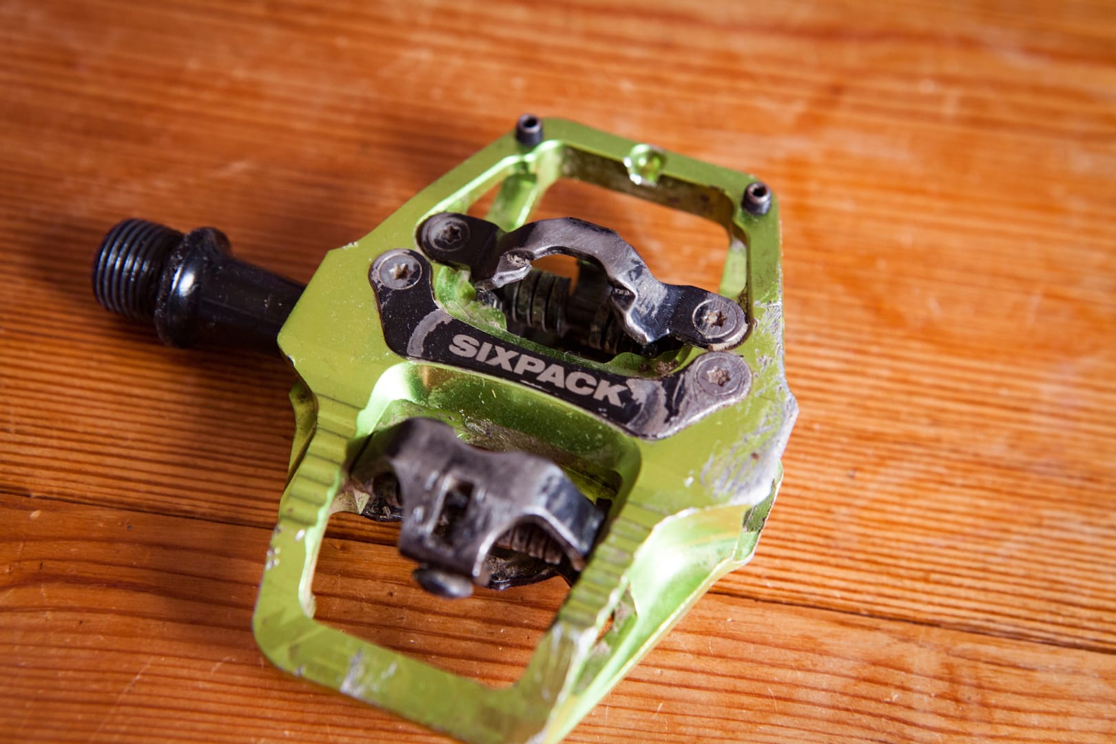 At just 354g for the pair, it is one of the lightest trail clip-in pedals on the market thanks to its weight-optimised design. The pedals use an SPD-compatible mechanism for cleat engagement, and allow for 8° (+/- 4° from the neutral position) of angular float. Compared to smaller bodied pedals, the Vertic platform has a large surface area for more contact between pedal and shoe. Sixpack claims the Vertic have been tested and optimised for many pedal shoe combinations.