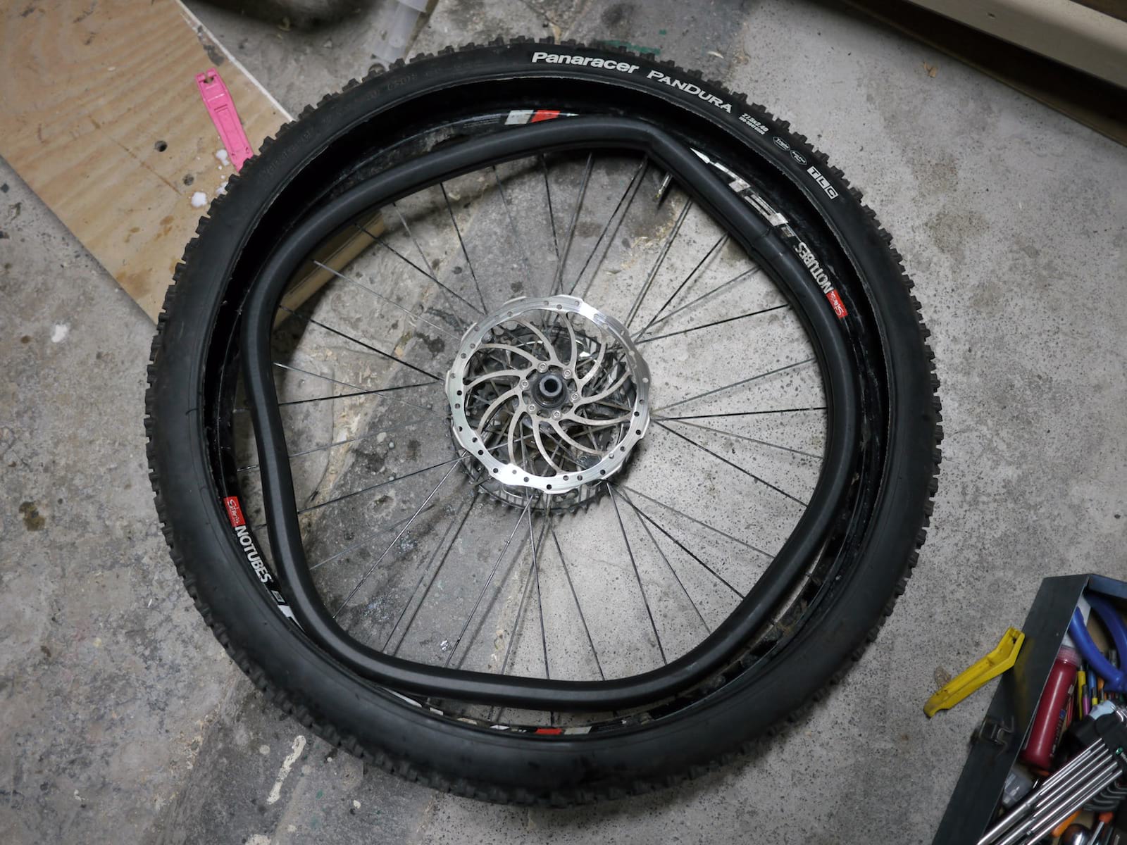 Review | Flat Tire Defender tubeless inserts are easy on your rims, but hard on your hands
