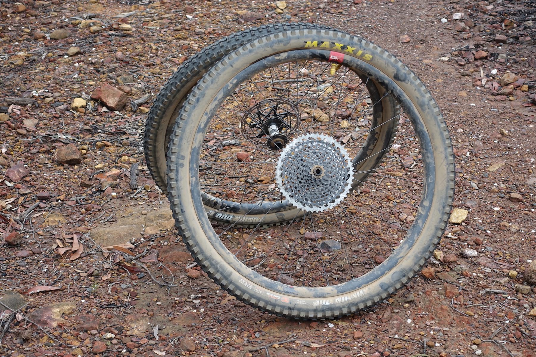 santa cruz reserve 27 carbon rim maxxis minion dhr dhf