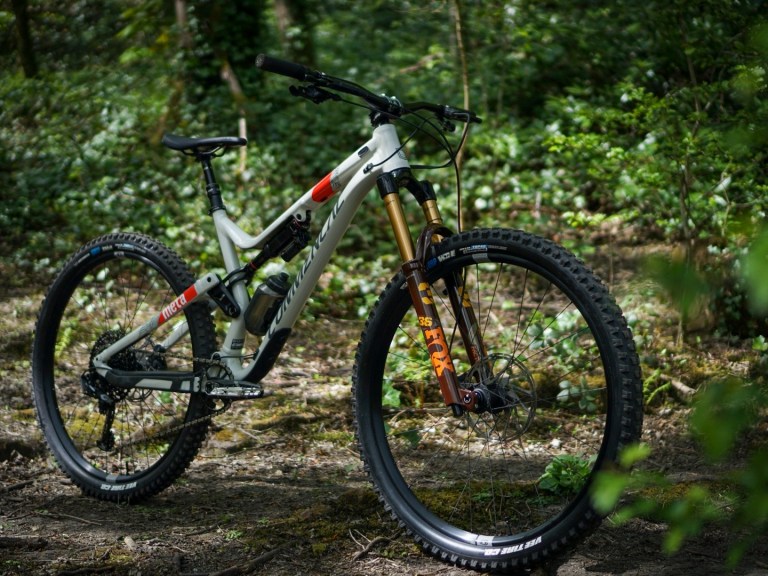 Video: Andi’s Custom Commencal Meta AM 29 SRAM Edition Bike Check!