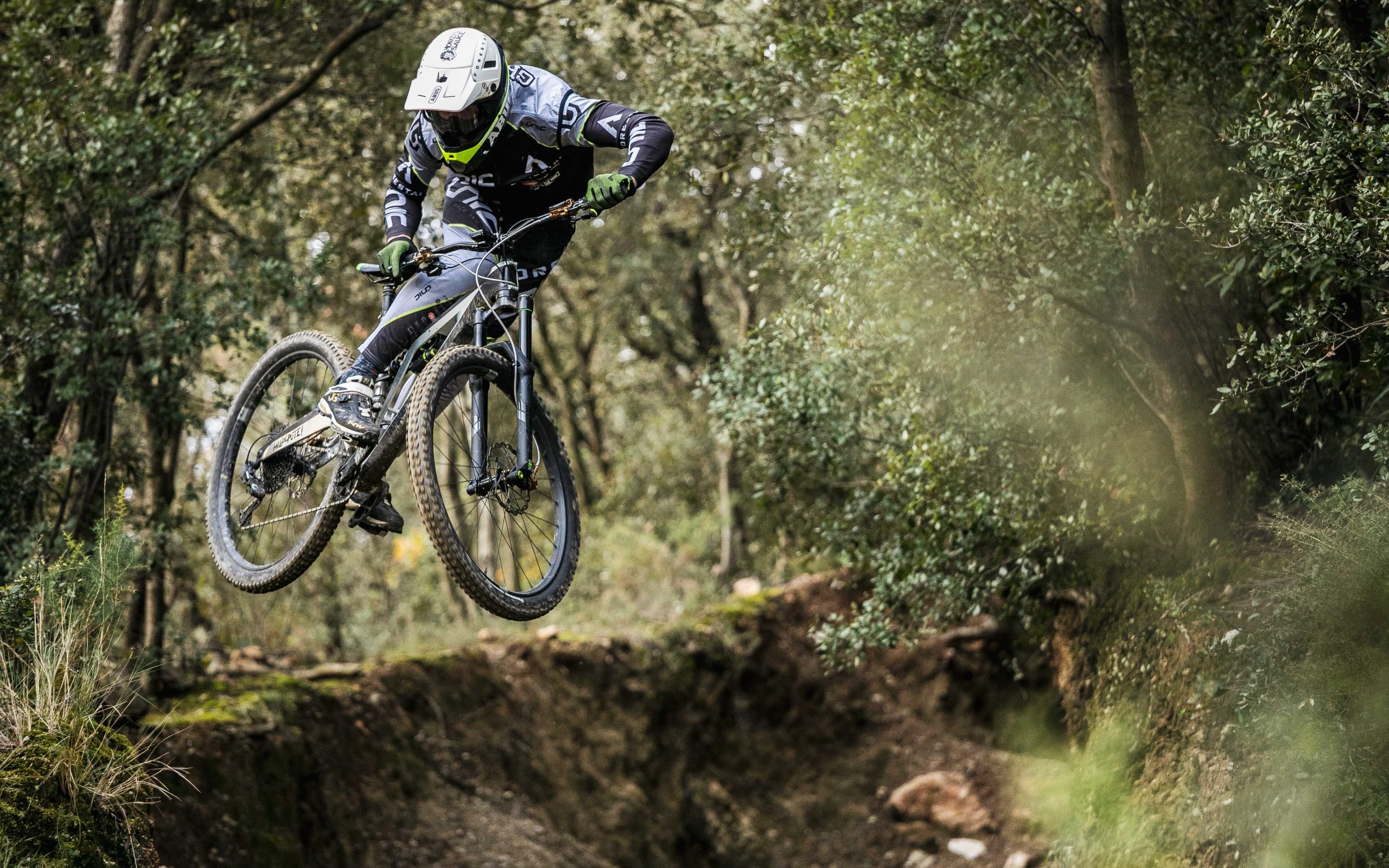 Únic Essential line cuts the cost of custom mountain bike kit but not the quality