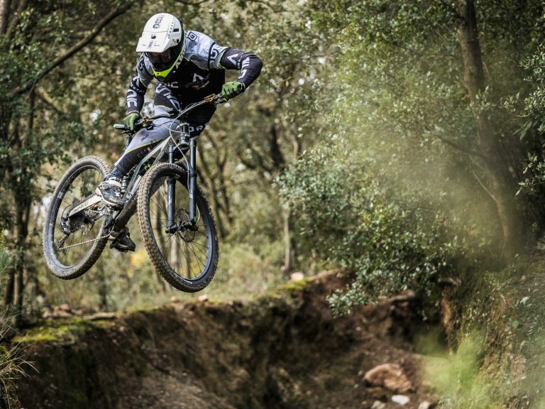 Únic Essential line cuts the cost of custom mountain bike kit but not the quality