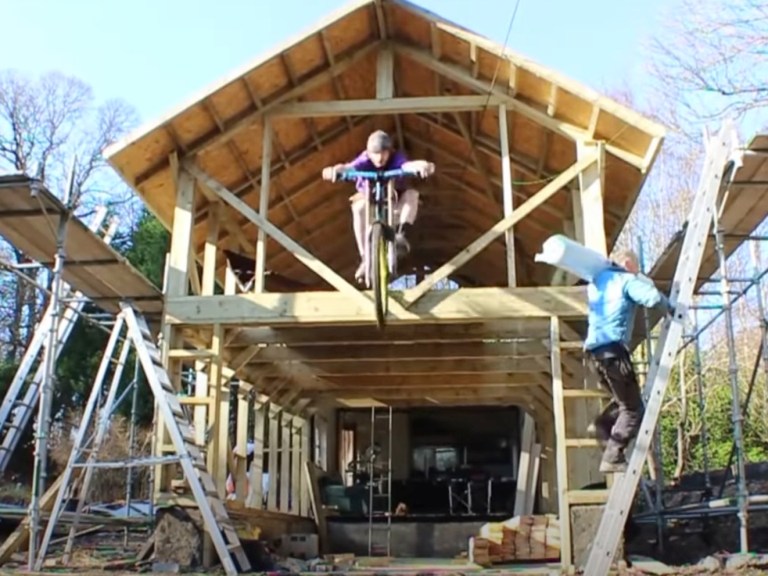 Who lives in a place like this? Joe Barnes shed tour!