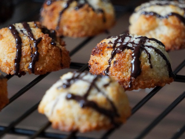 10 Vegan Trail Snacks | Bake or buy, we’ve lots to try!