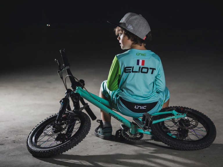 Now groms can have custom kit with the Únic Junior range.