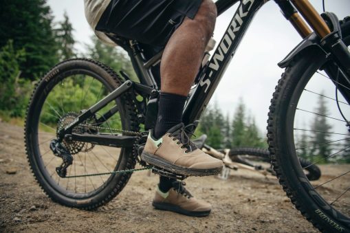 Specialized releases updated Gambit full face and Roost flat pedal shoes