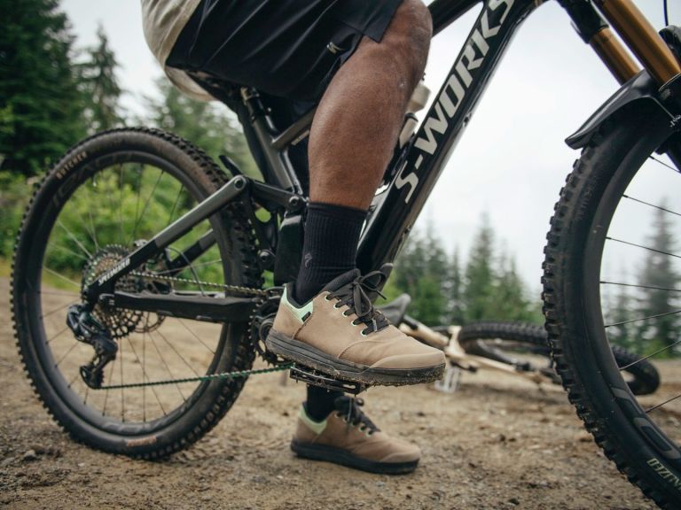 Specialized releases updated Gambit full face and Roost flat pedal shoes