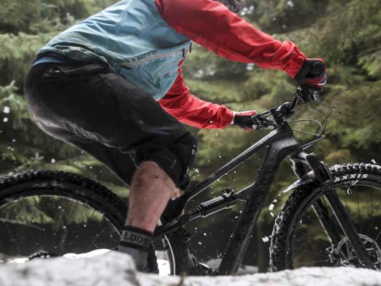 Black Beauty Hits Warp 8! Canyon Spectral CF 8.0 Review