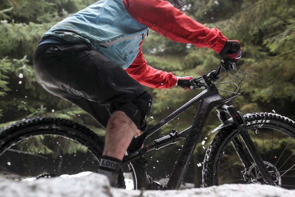 Black Beauty Hits Warp 8! Canyon Spectral CF 8.0 Review