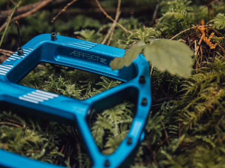 Race Face Aeffect R flat pedal goes bigly