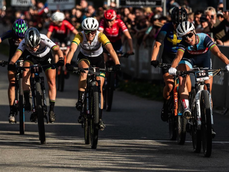 Strong attacks and tactical racing at Nove Mesto XCC World Cup 2022