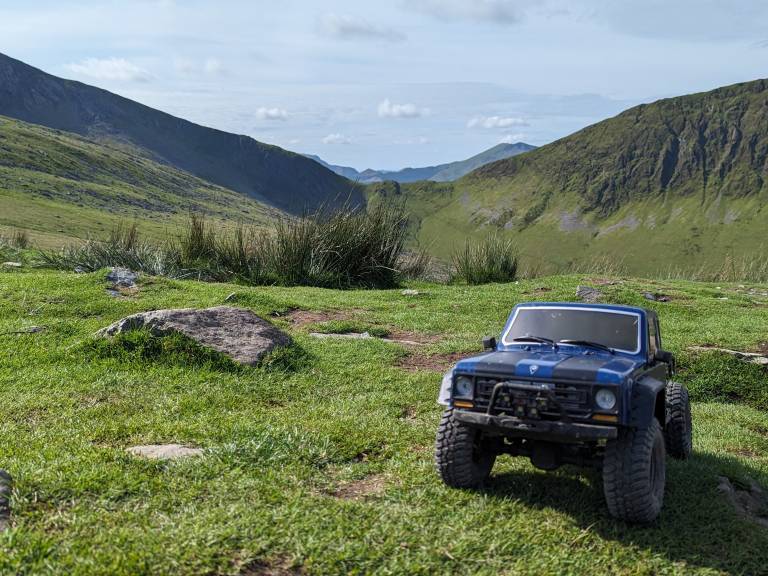 Mountain Biker Drives 4×4 To Snowdon Summit To Cheers From Walkers