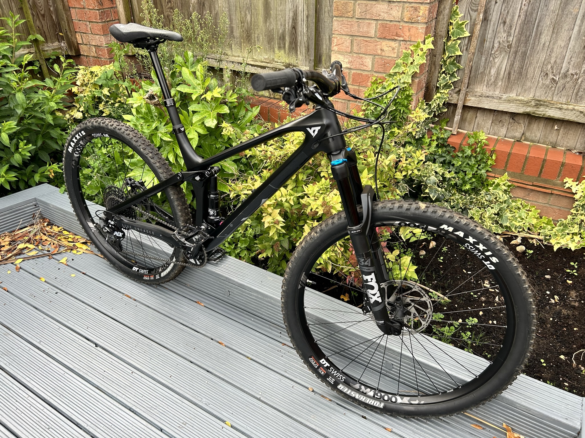 YT IZZO COMP – BLACK MAGIC – LARGE – ALMOST NEW – PLUS EXTRAS